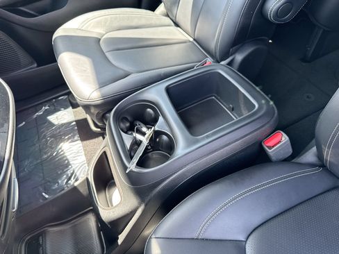 Used 2025 Chrysler Pacifica Select FWD image 20