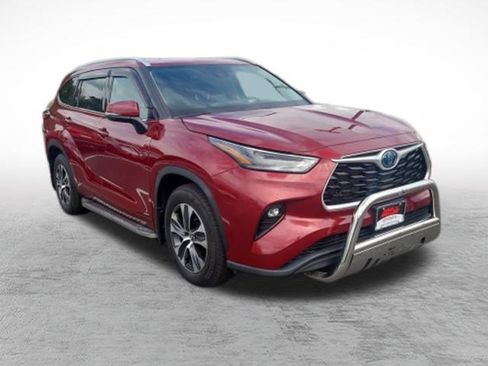 Used 2022 Toyota Highlander XLE AWD/4WD image 3