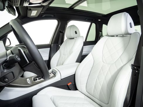 Used 2025 BMW X5 xDrive50e w/ Parking Assistance Package image 5