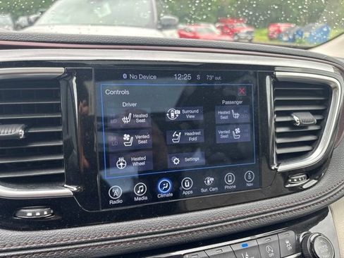 Used 2017 Chrysler Pacifica Limited w/ Advanced Safetytec Group FWD image 16