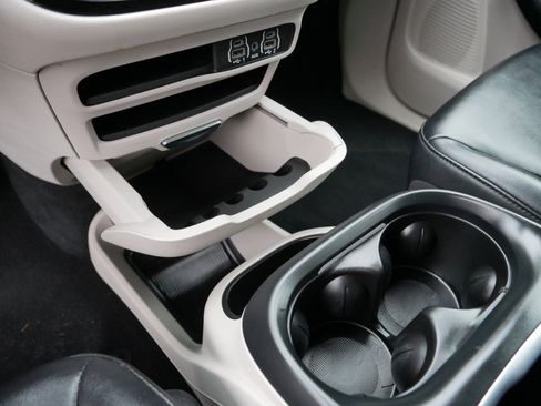 Certified 2024 Chrysler Pacifica Touring-L image 32