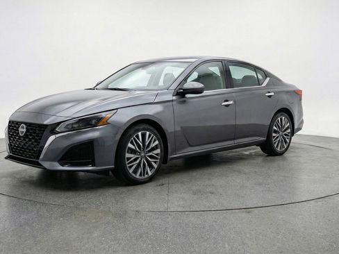Used 2025 Nissan Altima 2.5 SV FWD image 3