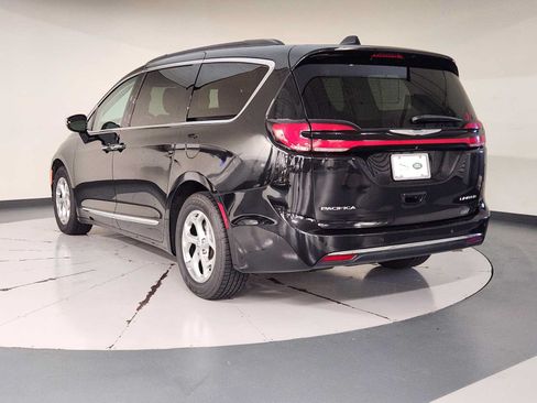 Used 2023 Chrysler Pacifica Limited FWD image 6