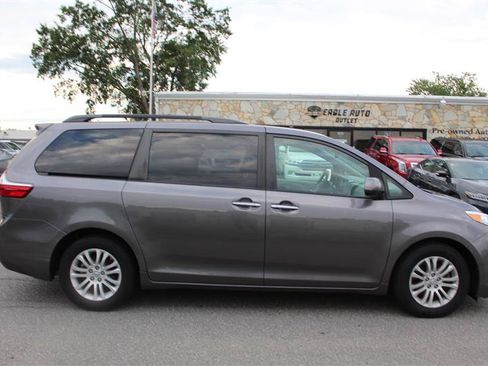 Used 2017 Toyota Sienna XLE w/ XLE Navigation Package FWD image 8