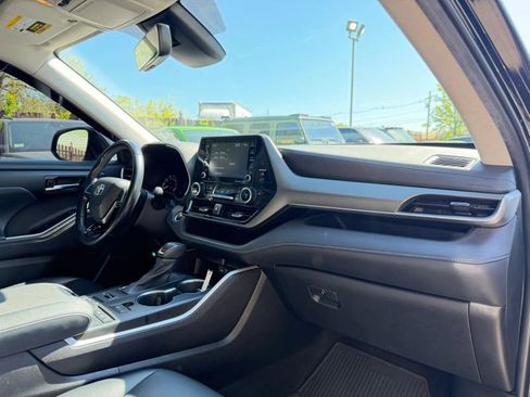 Used 2021 Toyota Highlander XLE AWD/4WD image 35