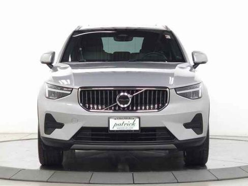 Used 2025 Volvo XC40 B5 Core image 2