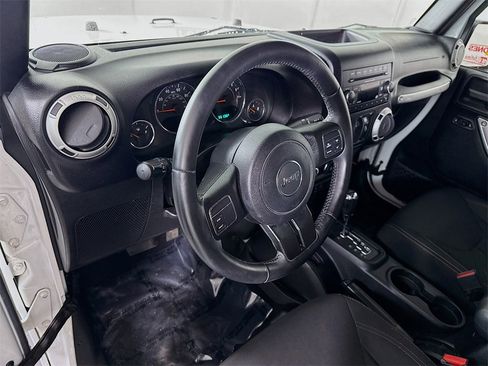 Used 2016 Jeep Wrangler Unlimited Sahara image 15