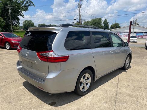 Used 2016 Toyota Sienna LE image 4