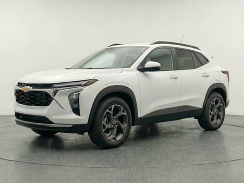 Used 2025 Chevrolet Trax LT FWD image 3
