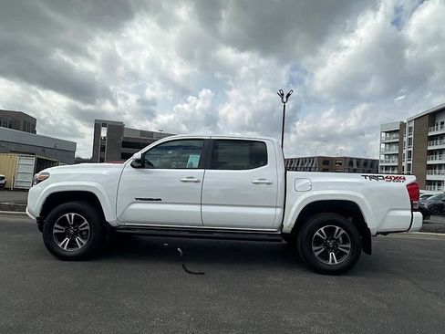 Used 2019 Toyota Tacoma TRD Sport image 7