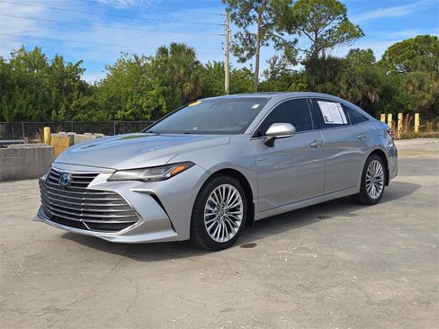 Used 2021 Toyota Avalon Limited image 4