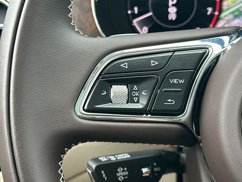 Used 2025 Bentley Bentayga image 28