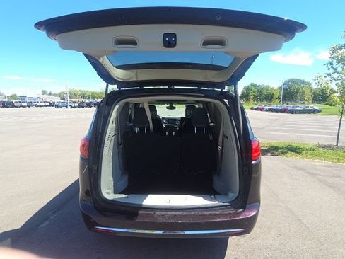 Used 2017 Chrysler Pacifica Limited w/ UConnect Theater Package FWD image 9