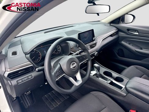 Used 2025 Nissan Altima 2.5 SV FWD image 11