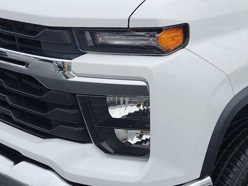 Used 2024 Chevrolet Silverado 2500 LT image 9