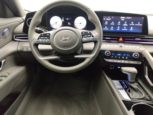 Used 2024 Hyundai Elantra SEL w/ Convenience Package image 22