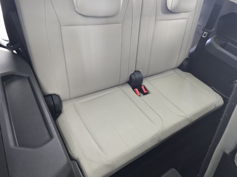 Used 2023 Volkswagen Tiguan SE w/ Panoramic Sunroof Package FWD image 12