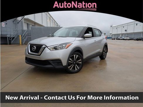 Used 2018 Nissan Kicks SV image 1