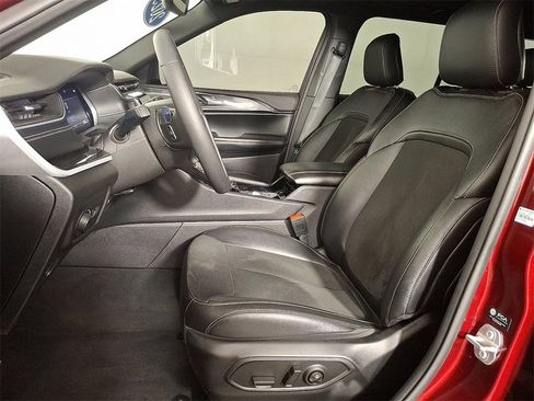 Used 2023 Jeep Grand Cherokee Altitude image 16