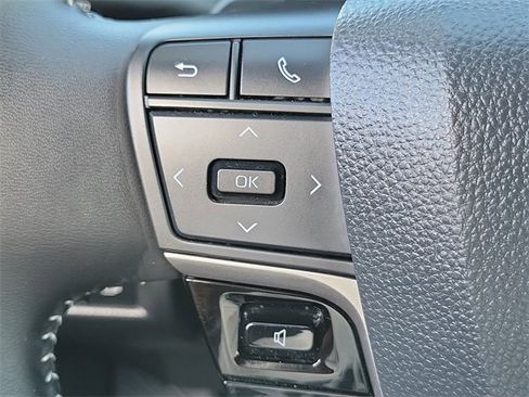 Used 2025 Toyota Camry SE image 8