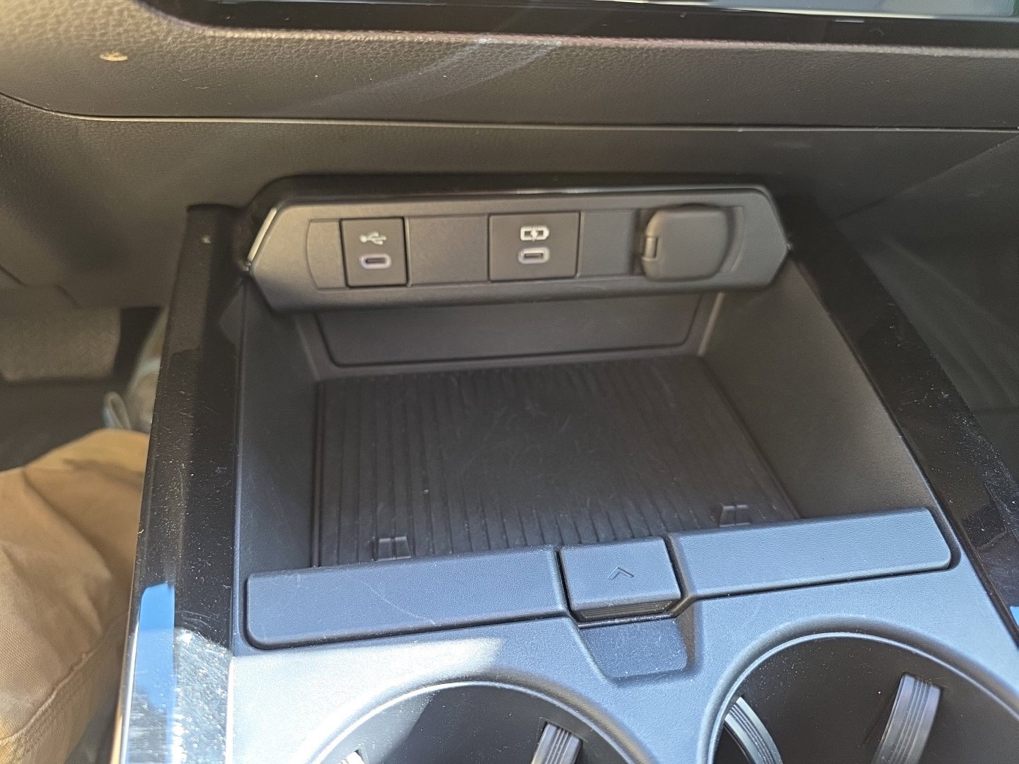 Used 2024 Toyota Prius XLE AWD/4WD image 16
