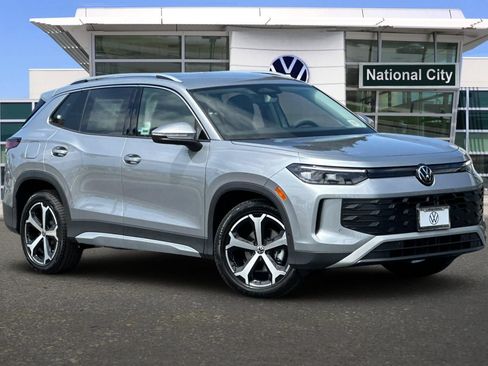 New 2026 Volkswagen Tiguan SE FWD image 2