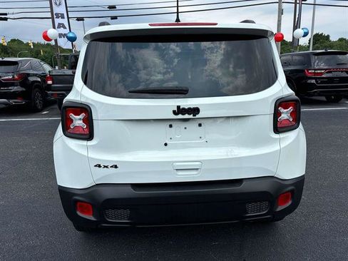 Used 2023 Jeep Renegade Latitude w/ Sun/Sound Group AWD/4WD image 4