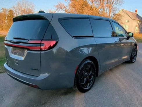 Used 2023 Chrysler Pacifica Touring-L w/ S Appearance Package image 5