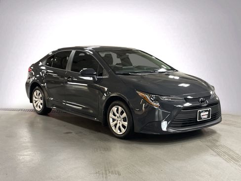 Used 2025 Toyota Corolla LE FWD image 2