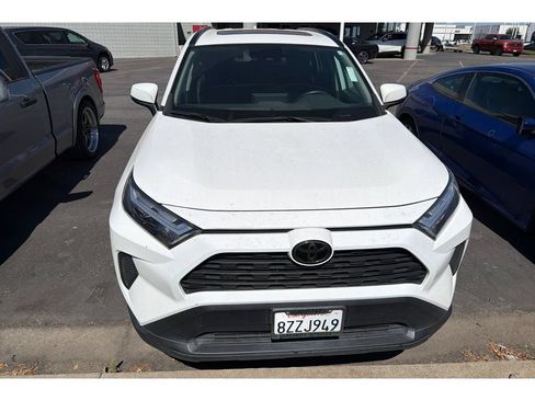 Used 2022 Toyota RAV4 XLE w/ Convenience Package FWD image 3