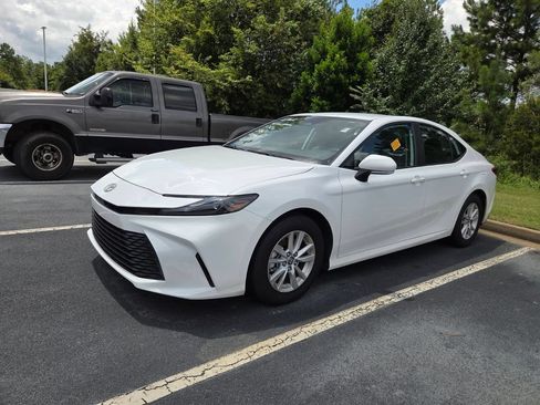 Used 2025 Toyota Camry LE FWD image 3