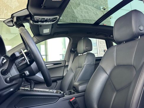 Certified 2024 Porsche Macan AWD/4WD image 5