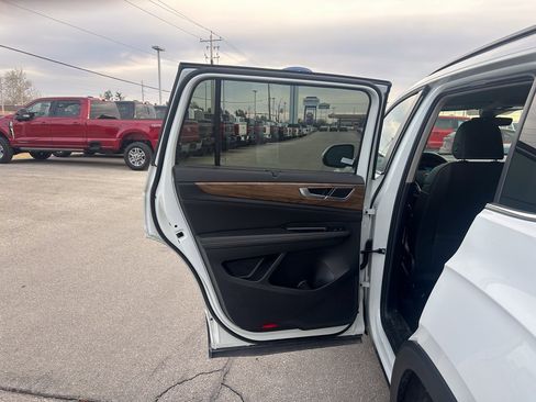 Used 2025 Volkswagen Atlas SE image 15