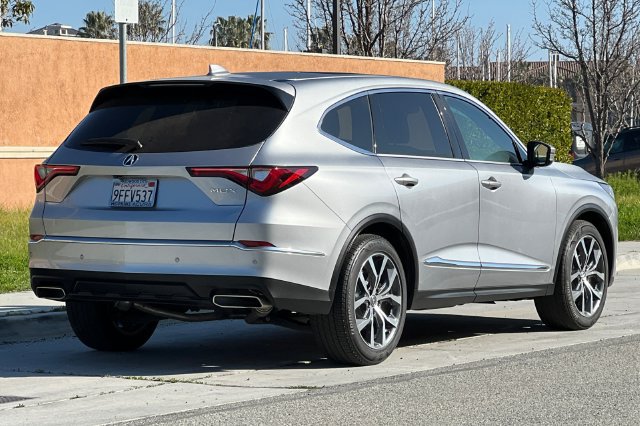 Used 2023 Acura MDX w/ Technology Package FWD image 4