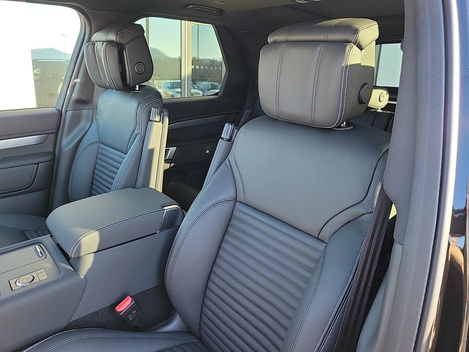 Used 2025 Land Rover Discovery Dynamic SE AWD/4WD image 25