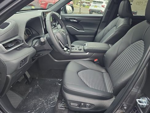 New 2025 Toyota Highlander XSE image 16