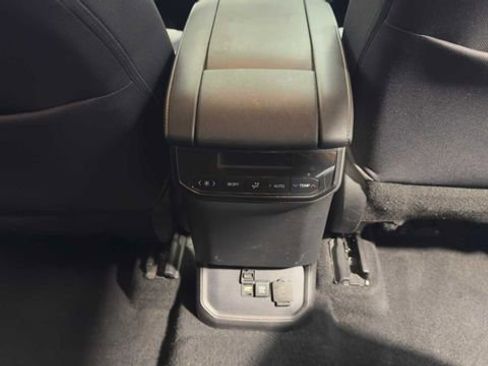 Used 2020 Toyota Highlander LE FWD image 15
