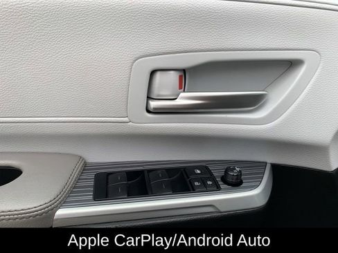 Used 2025 Toyota Sienna XLE image 15