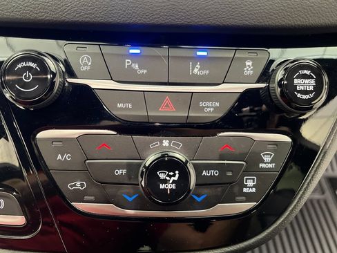 Used 2025 Chrysler Pacifica Select FWD image 57
