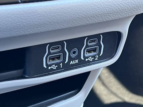 Used 2024 Chrysler Pacifica Touring-L FWD image 26