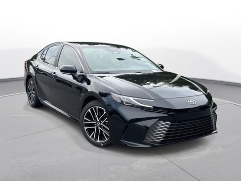 Used 2025 Toyota Camry XLE FWD image 4