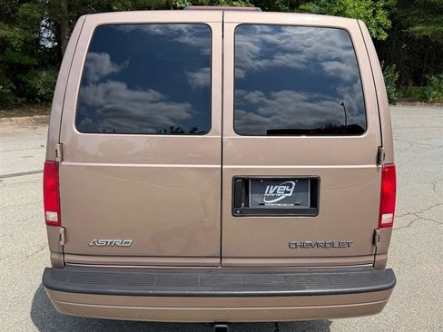 Used 2005 Chevrolet Astro Passenger RWD image 3