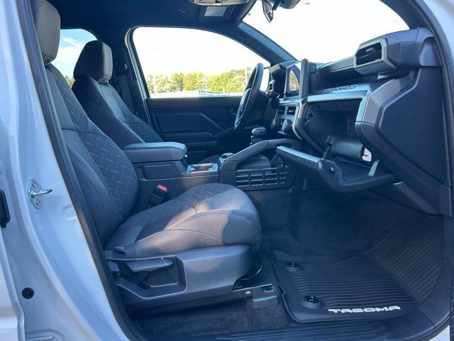 Used 2025 Toyota Tacoma SR5 AWD/4WD image 26