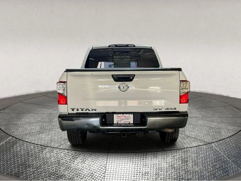 Used 2018 Nissan Titan SV image 6