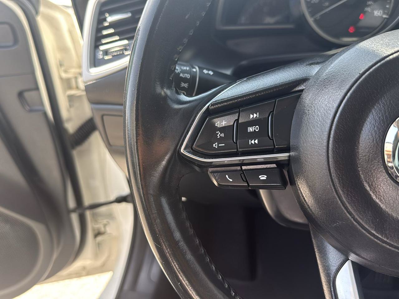 Used 2018 MAZDA MAZDA3 Touring FWD image 19