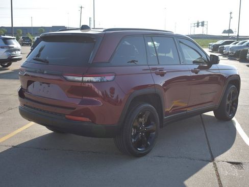 Used 2023 Jeep Grand Cherokee Altitude AWD/4WD image 5