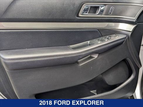 Used 2018 Ford Explorer XLT w/ Equipment Group 202A FWD image 10