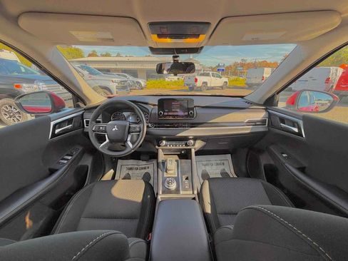 Used 2022 Mitsubishi Outlander ES image 19