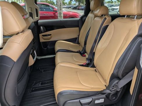 Used 2022 Kia Carnival EX FWD image 11
