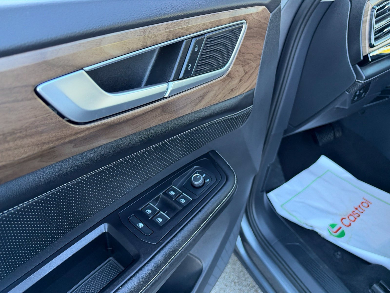 Certified 2024 Volkswagen Atlas SE FWD image 25